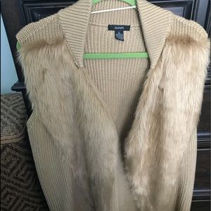 NEW! Macy’s vest w/faux fur in front.